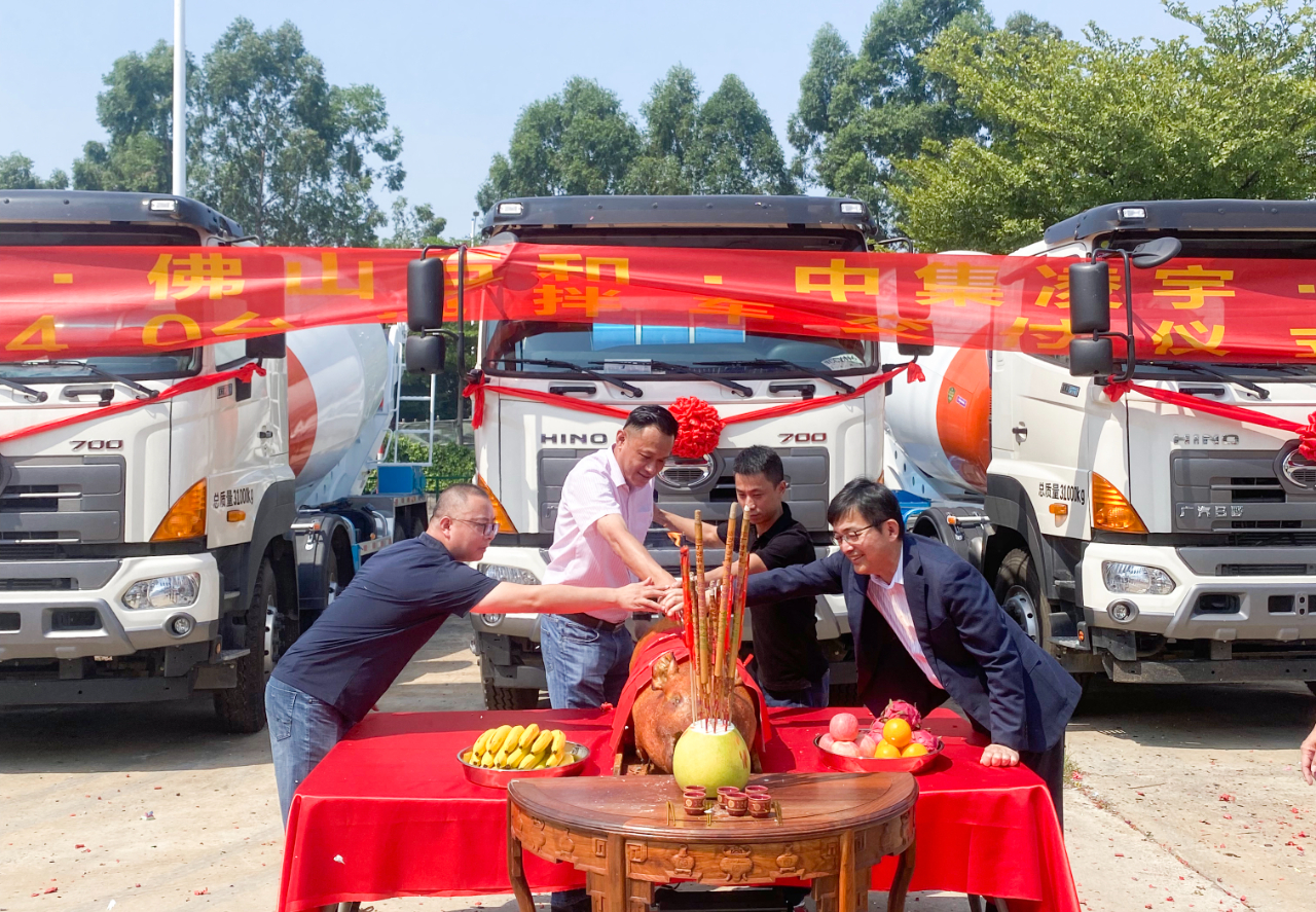 喜氣洋洋共相聚，40臺凌宇攪拌車交付大客戶！