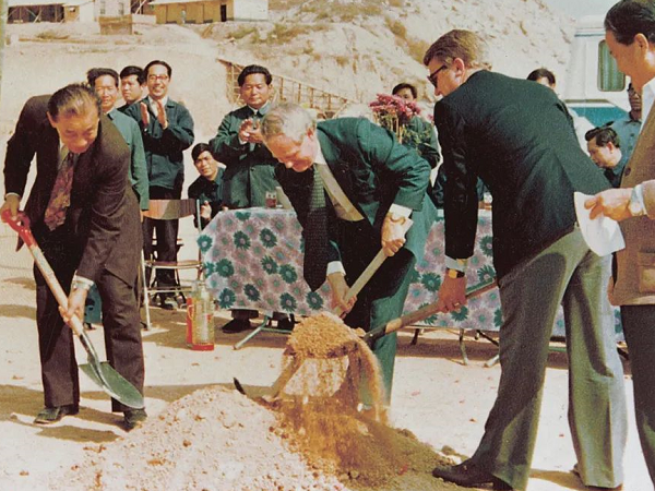 人民日報 | 麥伯良：敢闖敢試，泥路走成幸福路